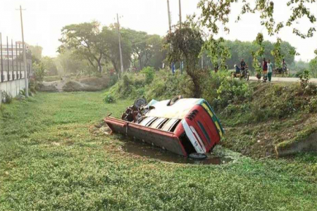 রাজশাহীতে বাস-ট্রাক সংঘর্ষে নিহত ৩, আহত ৫০   